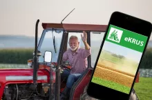 rolnik w traktorze na polu, obok telefon z aplikacją eKRUS