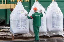 nawozy azotowe w big bagach, mężczyzna stoi tyłem i  ustawia worki