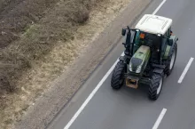 ciągnik na drodze