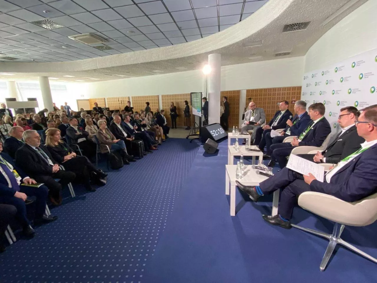 Dyskusja ekspertów podczas panelu otwierającego VII Europejskie Forum Rolnicze w Jasionce, poświęconego ocenie ekoschematów w latach 2023–2024. Na zdjęciu widoczna pełna sala uczestników oraz prelegenci omawiający propozycje zmian w systemie wsparcia rolników.