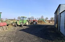 Areał gospodarstwa to 5 ha. Dysponuje ono podstawowymi maszynami rolniczymi 