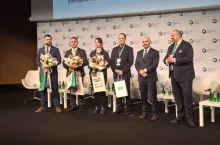Laureaci konkursu ”Innowacyjny Rolnik” wraz z organizatorami i partnerami na scenie EFR w Jasionce