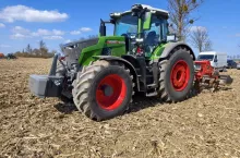 W Hucie k. Czarnkowa firma Agravis Technik Polska zorganizowała pokazy pole, gdzie na testowym polu pracowały najnowsze ciągniki Fendt i Valtra zaagregowane z maszynami do uprawy i siewu. Nie zabrakło też samojezdnego opryskiwacza, nowej ładowarki Magni, a także wozu asenizacyjnego Samson czy paszowozu Siloking, fot. Krzysztof Gębski