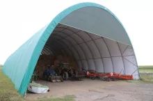 Rolnik musi rozbierać halę co pół roku. Absurd przepisów?