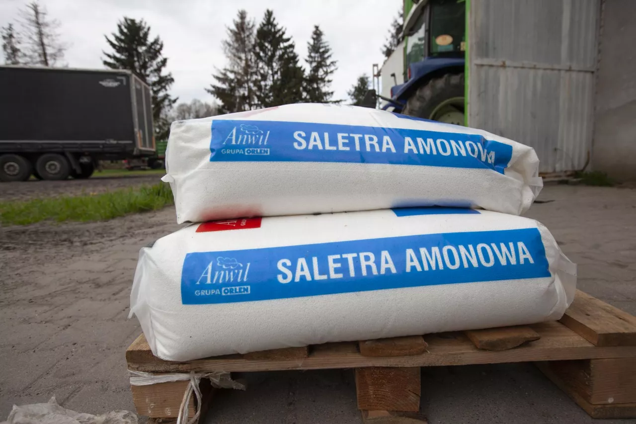Saletra amonowa na palecie czeka na załadunek