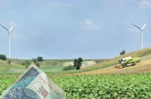 pole z maszyną rolniczą, w lewym dolnym rogu banknoty 