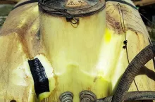 Pęknięcia najczęściej pojawiają się w pobliżu mocowania zbiornika do ramy lub obejm stabilizujących (4). Pierwszym etapem naprawy jest test przyczepności topnika (5). Pospawane miejsce jest wygładzane (6).