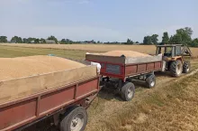 ciągnik z przyczepą