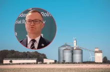 silosy i twarz dyrektora Warmińsko-Mazurskiego Oddziału Regionalnego ARiMR