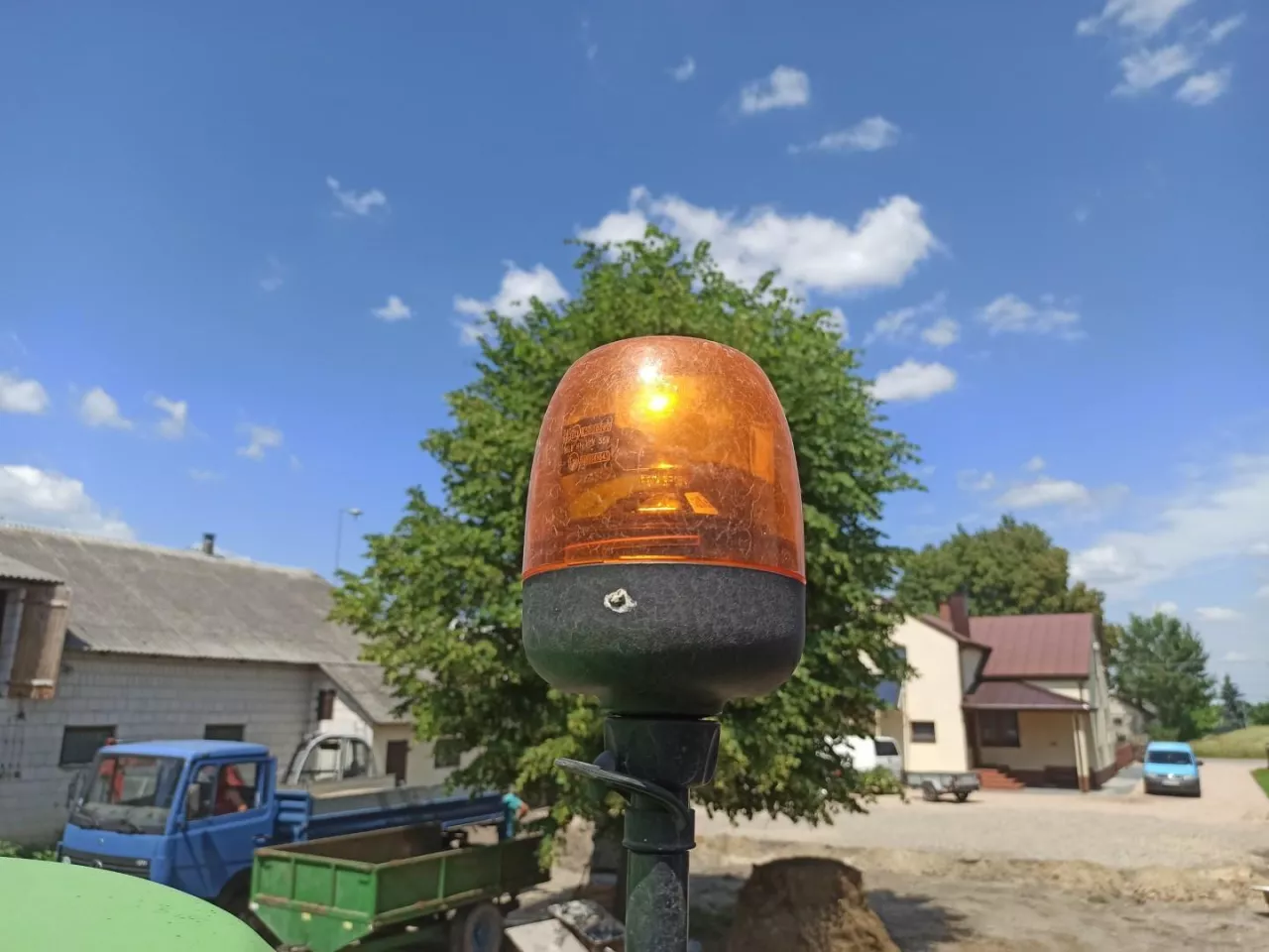 żółty kogut w ciągniku