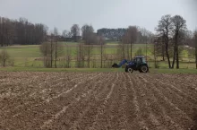 pole i ciągnik rolniczy