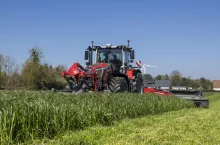 ciągnik Massey Ferguson 8S.265 Xtra Dyna E-Power na polu zbóż