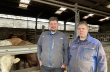 Philipp Baus i Heiko Brüggen wspólnie zarządzają gospodarstwem, które zajmuje się tuczem byków i uprawą roli.