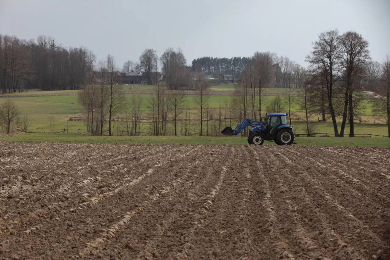 pole i ciągnik rolniczy