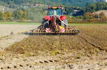 traktor na polu