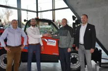 Przedstawiciele firmy Amatech i Manitou symbolicznie przekazali rolnikowi kluczyki do nowej ładowarki. To szósta elektryczna maszyna pracująca w Polsce