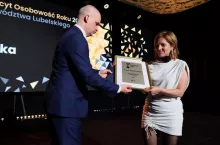 Dyplom i gratulacje zwycięstwa w kategorii Nauka w plebiscycie ”Osobowość Roku 2025” woj. lubelskiego. Na zdjęciu dr hab. Dorota Pikuła w towarzystwie Krzysztofa Nowackiego, redaktora naczelnego Kuriera Lubelskiego
