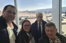 Delegacja organizacji rolniczych NSZZ R.I Solidarność, Związek Zawodowy Samoobrona na lotnisku w Brukseli.