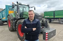 Jarosław Ratajak

gospodarstwo: 200 ha, gleby klasy III–IV

produkcja roślinna: jęczmień ozimy (8 t/ha), kukurydza ziarnowa (11 t/ha), burak cukrowy (84 t/ha), kukurydza na kiszonkę

produkcja zwierzęca: bydło opasowe 120 szt., trzoda chlewna 2000 szt.