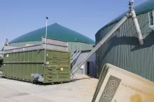 biogazownia rolnicza, po prawej u dołu banknoty polskie