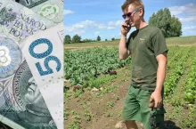 młody rolnik na polu rozmawia przez telefon, po lewej banknoty polskie