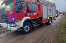 Samochody pożarnicze na drodze wiejskiej