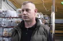 Zbigniew Kalina w hali z produkcją bocznika w tle