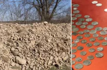 pole z kamieniami, monety skarb znaleziony na polu, zdjęcie monet pochodzi w Muzeum Pogranicza w Działdowie