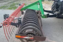 Wał z grubościennej rury wykonany w warsztacie można wypełnić wodą, jego masa wzrasta wtedy do 860 kg, fot. Zadworny