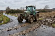 ciągnik, błoto na drodze z pola