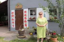 Grażyna Dereń przed salą biesiadną urządzoną w starym spichlerzu