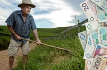 rolnik na polu, po prawej banknoty polskie