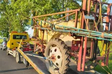 Opryskiwacz odjechał na lawecie, a kierującą ciągnikiem rolniczym czeka sąd