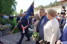 Wystąpienia i świętowanie jubileuszu poprzedziło wprowadzenie sztandaru i hymn spółdzielczy