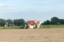 Służby dostały informację o wywrotce ciągnika rolniczego, gdy dotarł na miejsce szybko okazało się dlaczego ciągnik się przewrócił