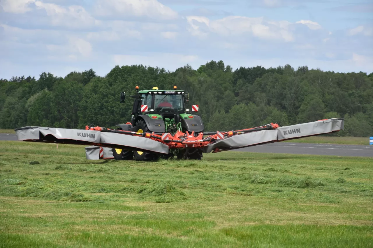 GMD 15030 jest najszerszą zawieszaną kosiarką na świecie. Jej szerokość robocza wynosi 14,5 m