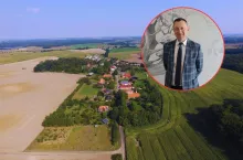 pola widok z lotu ptaka, w kółeczku twarz Sobczuka, prezesa Zamojskiego Towarzystwa Rolniczego