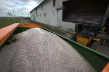 Załadunek nawozów do rozsiewacza