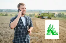 rolnik na polu rozmawia przez telefon komórkowy, logo KRUS na dole po prawej