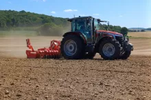 Ciągnik w polu