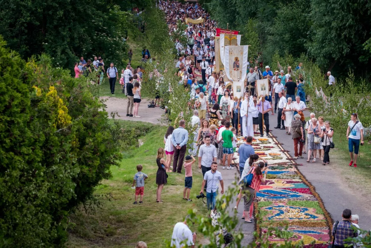 Kwietny kobierzec w Spycimierzu liczy ponad kilometr. I właściwie nie ma w nim pojedynczego centymetra, który nie byłby udekorowany