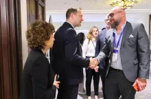 Jacek Zarzecki z Polskiej Platformy Zrównoważonej Wołowiny i Komisarz UE ds. rolnictwa Christophe Hansen