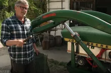 Peter Aigner z Simbach koło Landau przerobił swojego Johna Deere na e-Bulldoga. Obecnie traktor pracuje elektrycznie. Moc 25 kW i 14 kilowatogodzinach pojemności baterii, fot. Bayerischer Rundfunk/Zrzut ekranu)