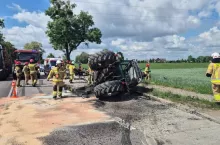 Po zderzeniu z autem ciągnik rolniczy Lamborghini przewrócił się na bok