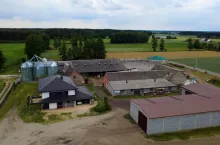Adamscy chcą uniknąć sytuacji, w której codzienne funkcjonowanie ich gospodarstwa prowadziłoby do ciąg­łych sporów z mieszkańcami domów jednorodzinnych na tle zapachów, hałasu czy innych uciążliwości. Chcą nadal mieszkać i pracować w tym miejscu