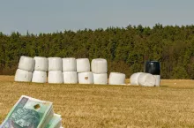  Nie mają co zrobić z folią i oponami. Będą dopłaty dla rolników?