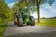 Nowe ciągniki John Deere 6R MY27 otrzymały zmiany przygotowane z myślą o transporcie, komforcie jazdy i pracy z systemami rolnictwa precyzyjnego.
