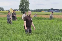 Drony nad łąkami. Rolnicy i myśliwi ratują sarenki przed kosiarkami 