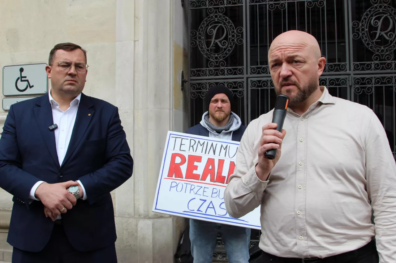 Protest przez gmachem MRiRW 17 kwietnia. To wtedy padły jednoznaczne postulaty dotyczące zmiany terminów rozliczeń inwestycji