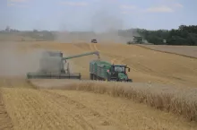 890122